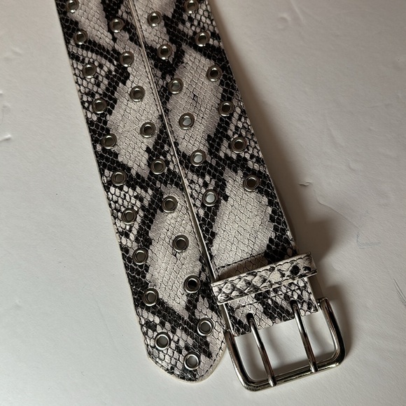 Urban Outfitters Belt Wide Animal Print Double Buckle Adjustable 26-30 Wide - Picture 11 of 11